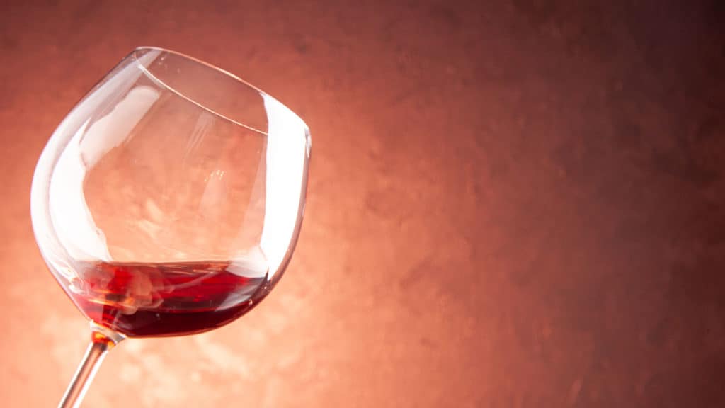 Farbskala von Weisswein Roséwein und Rotwein in Abstufungen