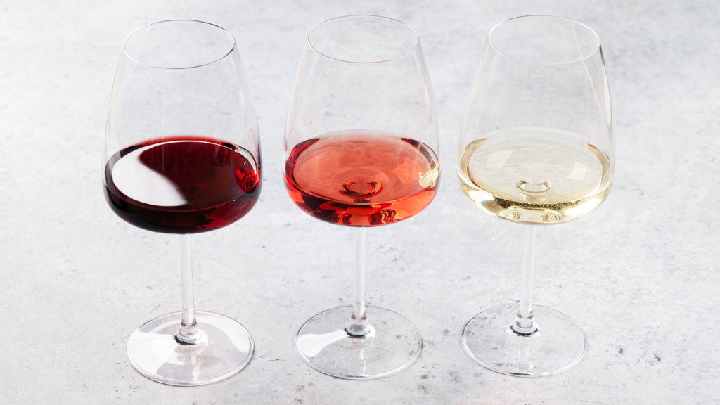 Rotwein, Rosewein und Weisswein nebeneinander im Glas
