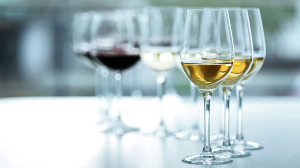 Rotwein, Roséwein und Weisswein auf einem Tisch angerichtet