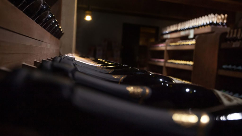 Süssweinflaschen im Keller – richtige Lagerung für süsse Weine