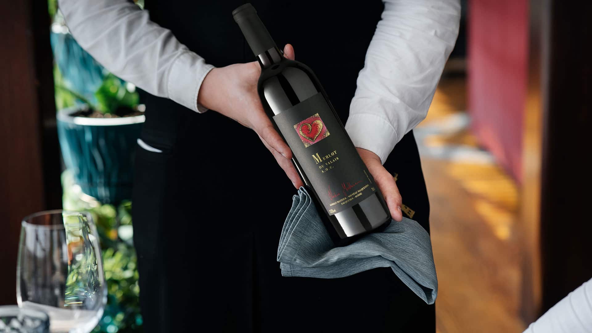 weinservice kellner zeigt weinflasche