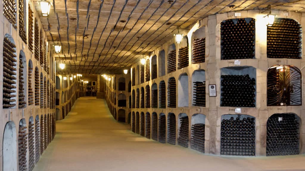 Der grösste Weinkeller der Welt mit zahlreichen Weinflaschen