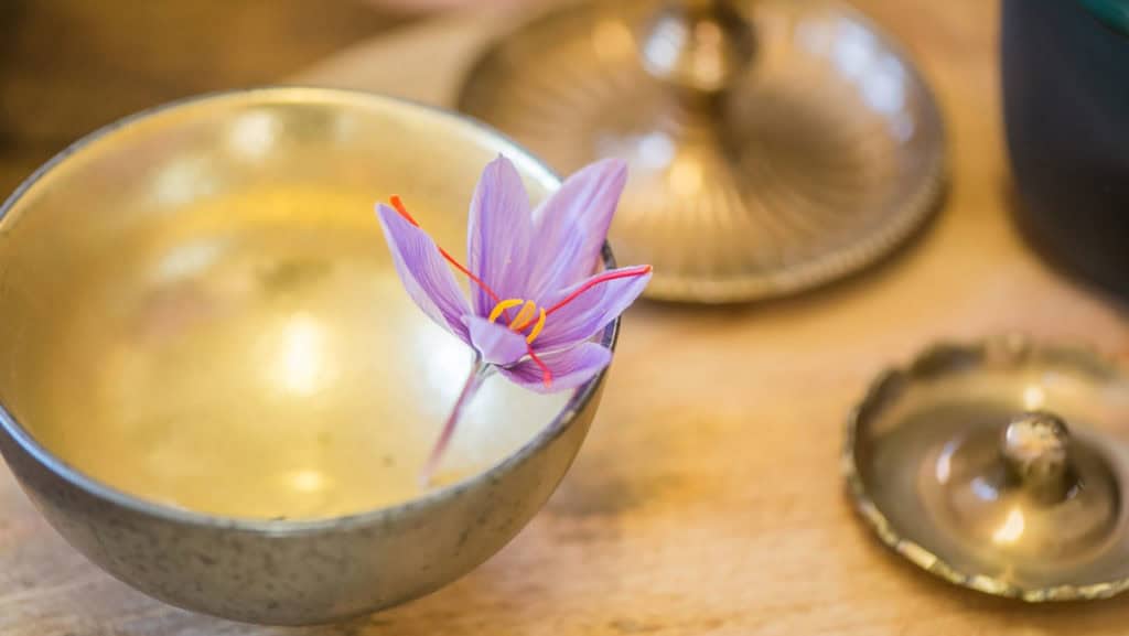 safran in einer schale