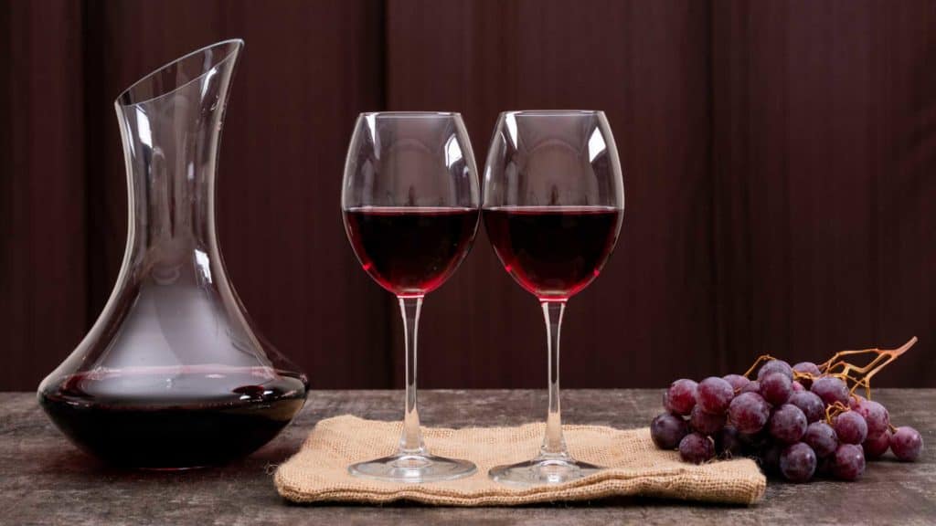 Rotwein in Karaffe zum Chambrieren bereit auf Tisch