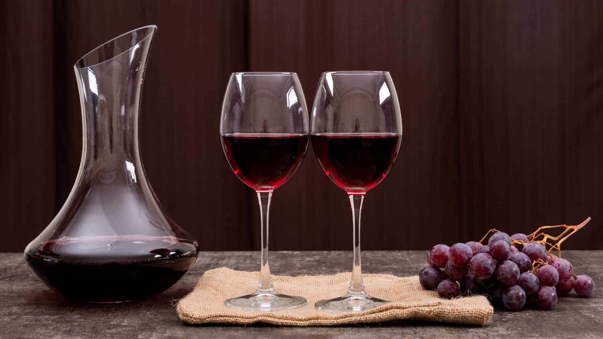chambrieren rotwein in einer karaffe