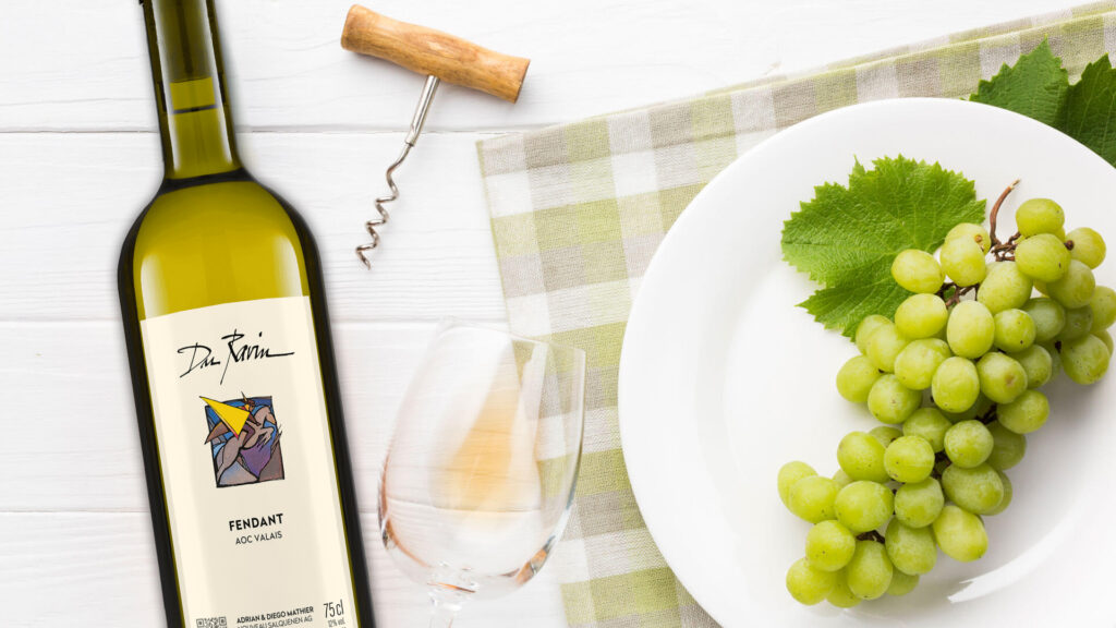 Flasche Chasselas-Weisswein mit Korkenzieher, Weinglas und Teller mit grünem Traubenbund und Weinblatt auf kariertem Tuch