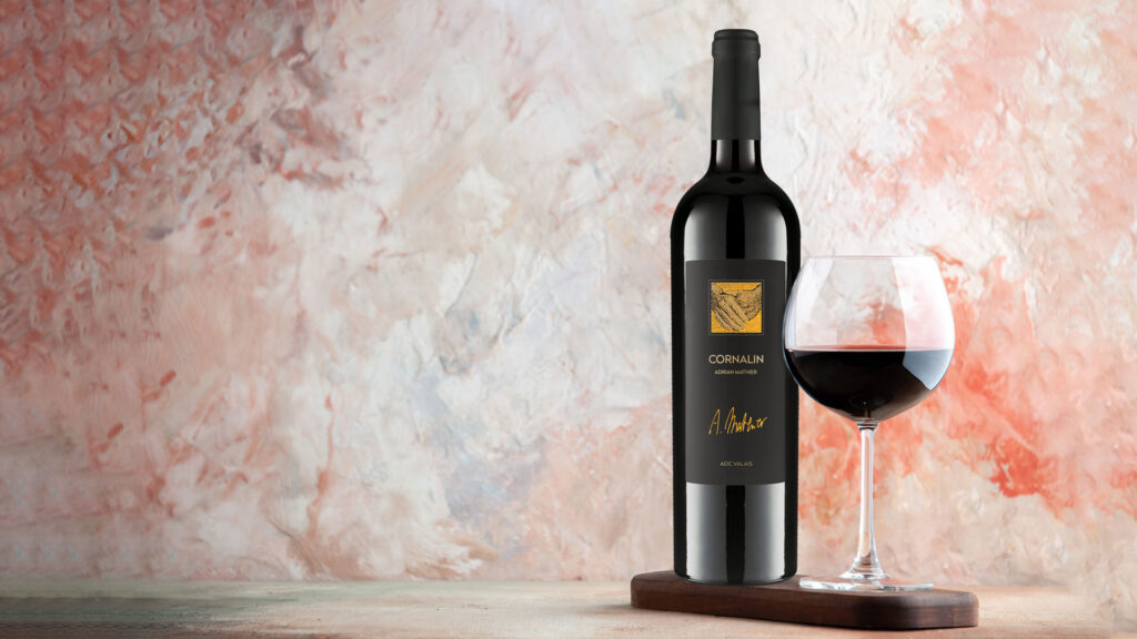 Rotweinglas mit Cornalin und Weinflasche – Degustation von Rotwein