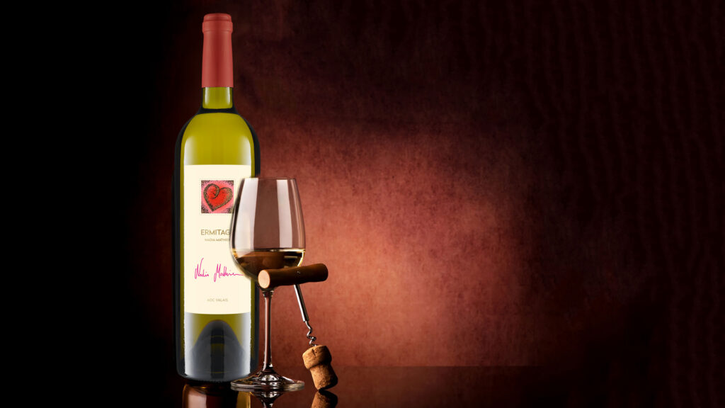 Ermitage Nadia Mathier avec bouchon rouge, verre à vin et tire-bouchon avec bouchon sur fond marron