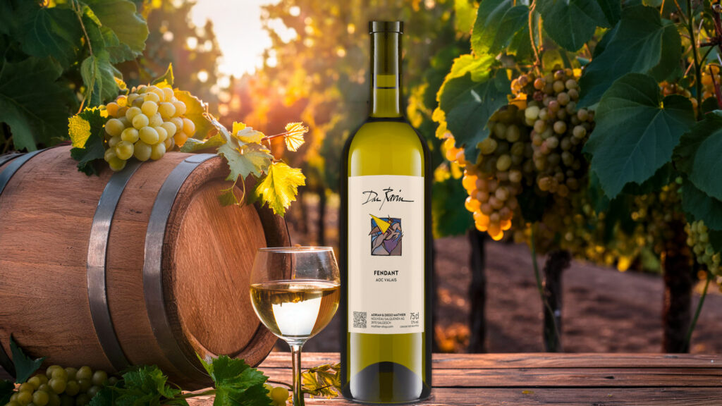 Weinflasche mit Etikett "Fendant Du Ravin" neben gefülltem Weinglas auf Holztisch vor Weinfass und Trauben im Weinberg bei Sonnenuntergang