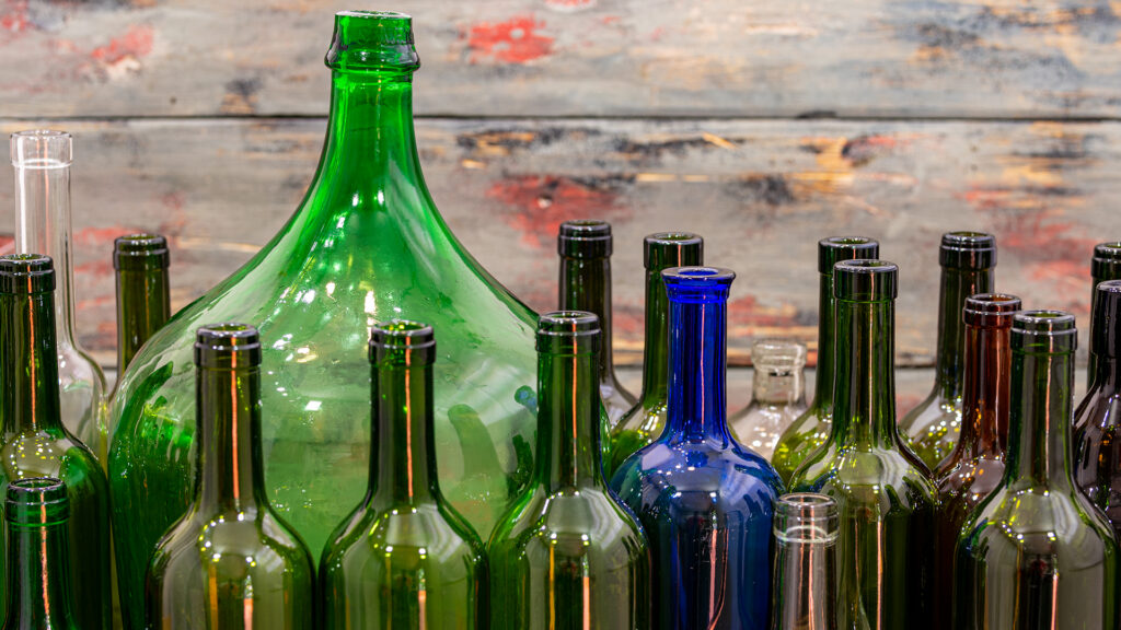 Mehrere Weinflaschen unterschiedlicher Grössen nebeneinander, Abbildung von Flaschengrössen