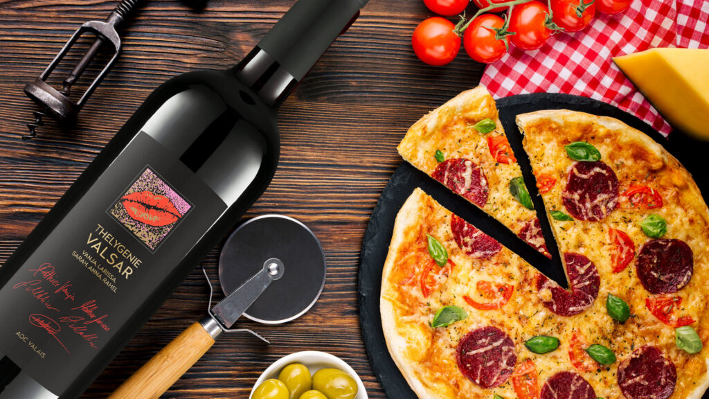 Flasche Gamaret Rotwein mit Pizza, frischen Tomaten und Käse auf Holzuntergrund, ideal für gesellige Abende.