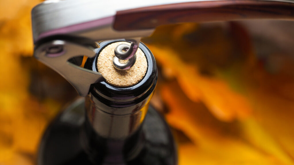 Weinflasche wird geöffnet, Darstellung der Haltbarkeit von Rotwein