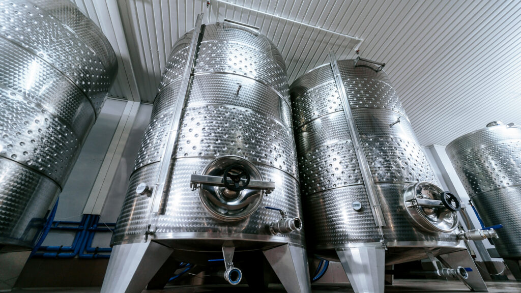 Stainless steel tanks in wine cellars, storage of oxidative wine
