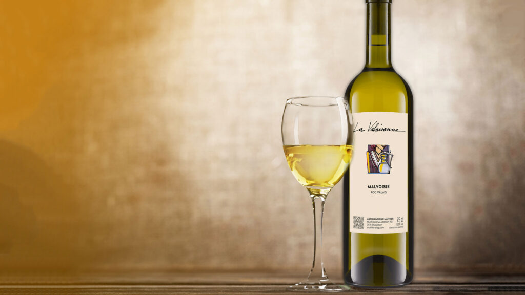 Weinflasche mit Etikett und gefülltes Weinglas vor hellem Hintergrund