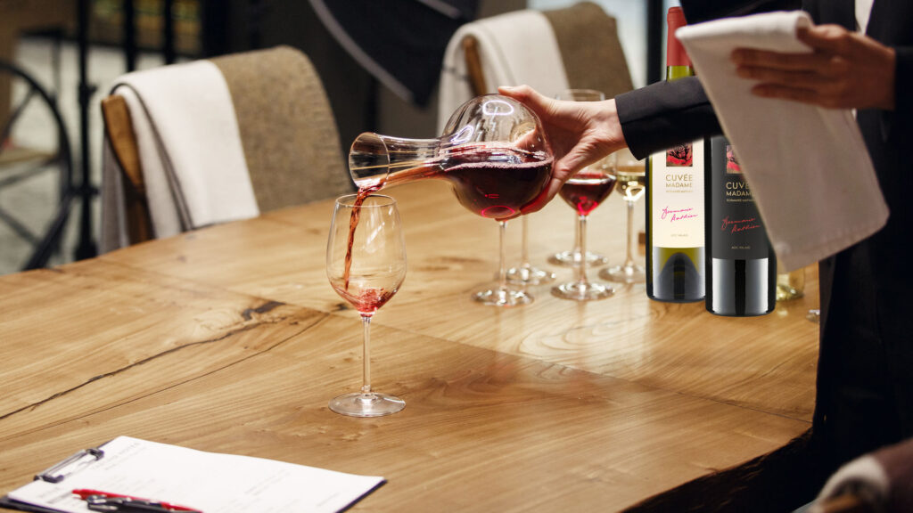 Personen bei einer Weindegustation – Einsatz von Geschmack und Geruchssinn