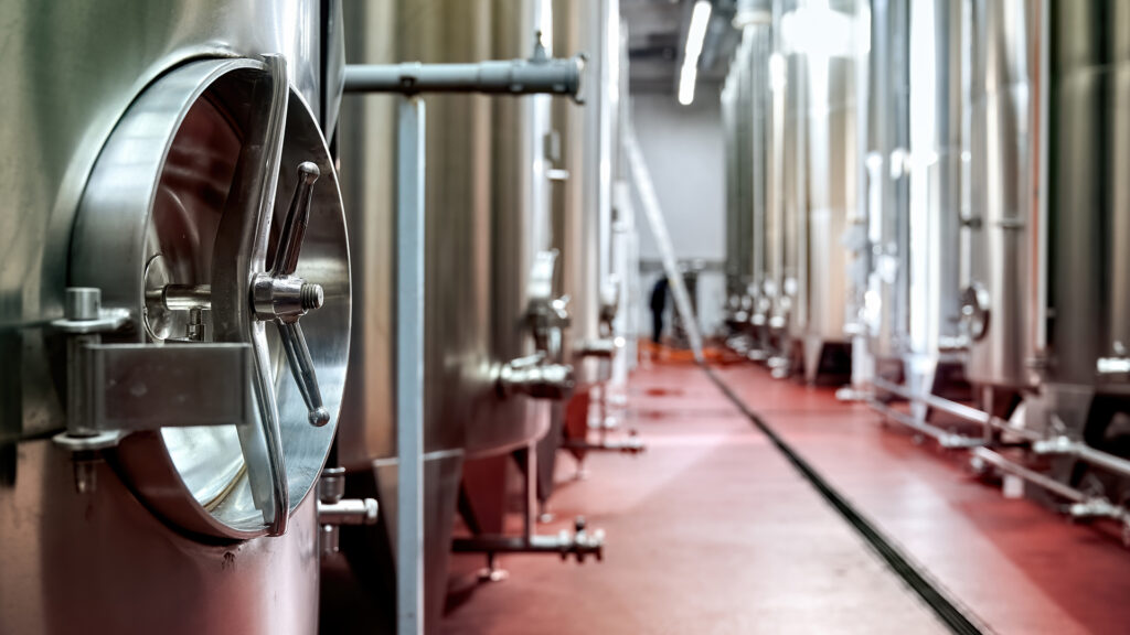 Tankfässer im Weinkeller – kontrollierte Gärung und Reifung von Wein