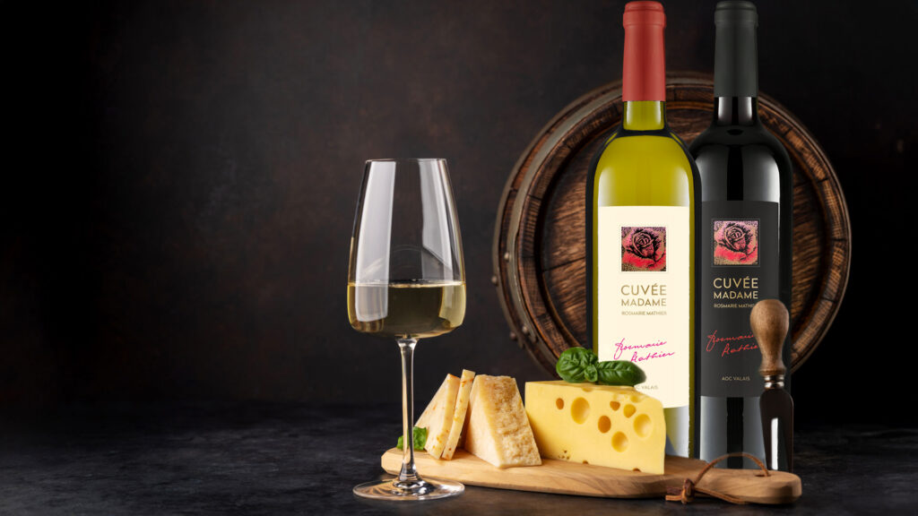 Wein & Käse mit Rotwein- und Weissweinflasche auf Tisch, Käseplatten angeordnet