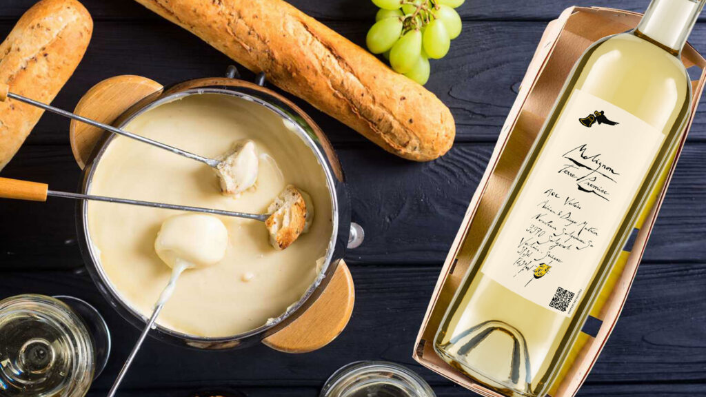 Fendant Molignon Weisswein neben Käsefondue und Holzbrettern mit Brot