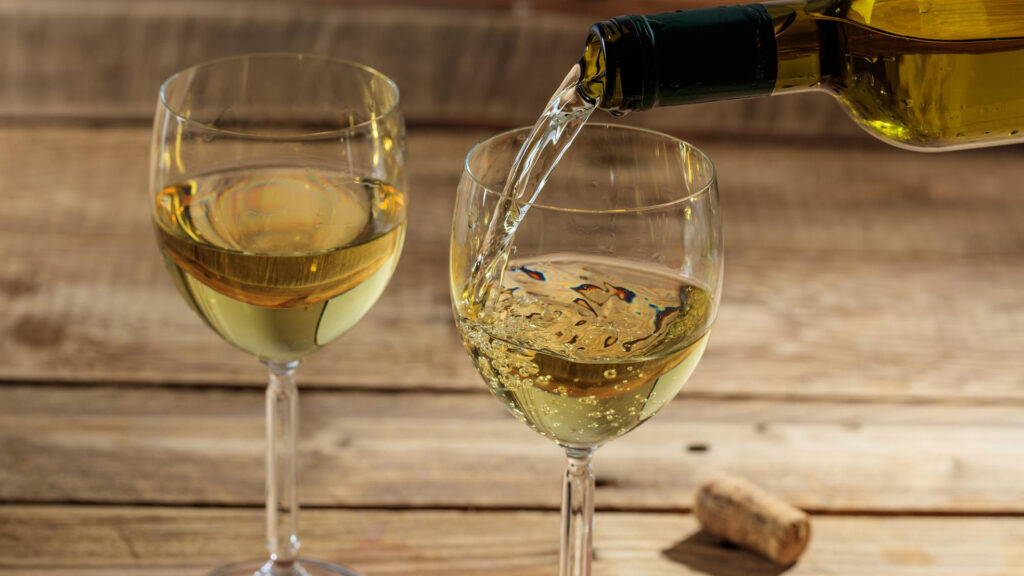 Zwei Weissweingläser zum Raclette – ideal für gemütliches Essen