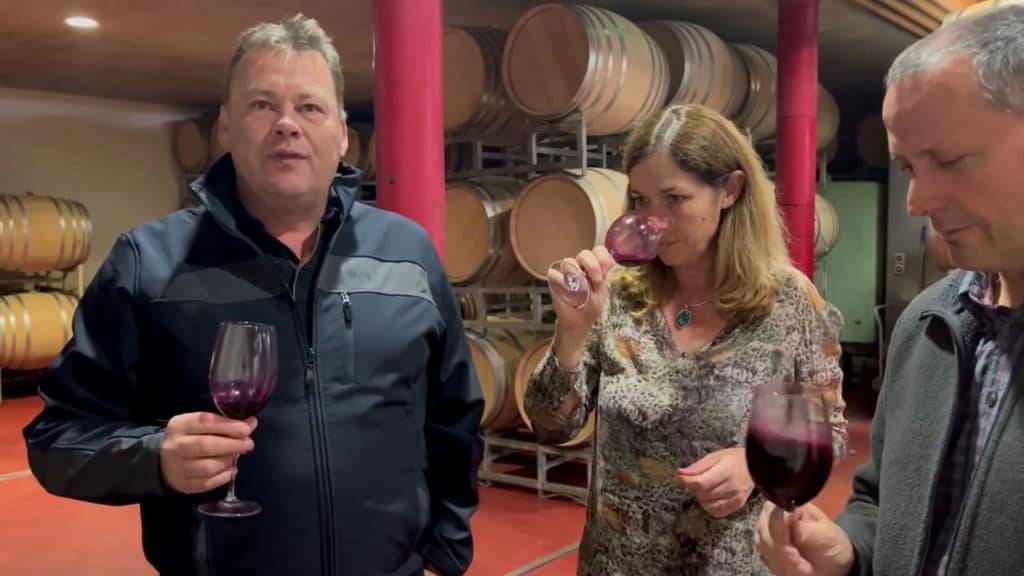 Neuer Weinjahrgang 2022 63 Bild von Nadia und Diego Mathier bei der Weinverkostung