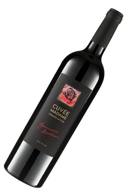 Une bouteille de vin posée sur le côté, avec une étiquette noire sur laquelle figurent une image carrée et l'inscription « Cuvée Madame Rosmarie Mathier »
