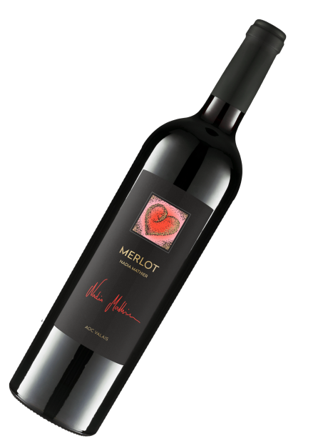 Une bouteille de vin posée sur le côté, avec une étiquette noire sur laquelle figurent un cœur rouge dans un cadre carré et l'inscription « MERLOT NADIA MATHIER ».