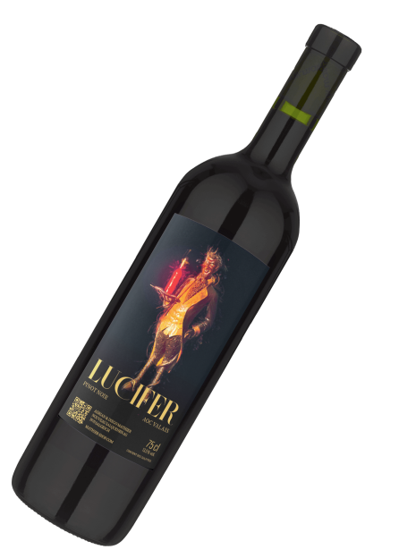 Une bouteille de vin foncée avec une étiquette représentant un personnage fougueux aux allures diaboliques et le mot « LUCIFER ».