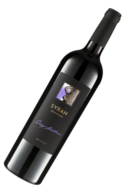 Une bouteille de vin posée sur le côté, avec une étiquette noire sur laquelle figurent l'inscription « SYRAH DIEGO MATHIER » et une illustration abstraite.